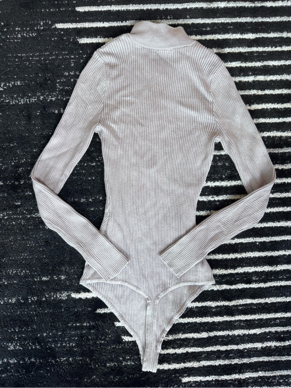 S Abercrombie & Fitch Ribbed Long-Sleeve Zip Mock Neck Bodysuit Taupe - Picture 2 of 2